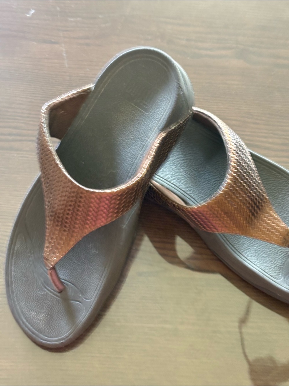 FitFlop Women’s Brown Textured Thong Sandals size 7